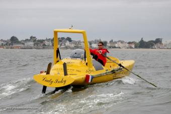 Un francese attraversa il Pacifico a remi