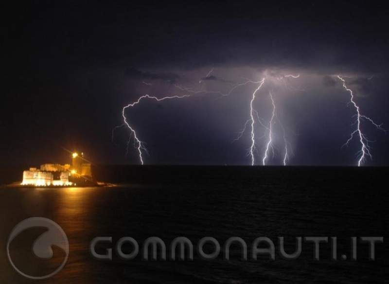 Un lampo nella notte illumina il castello di Le Castella ad Isola di Capo Rizzuto.