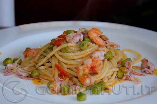 Ricetta Spaghetti, gamberi rossi,calamaretti e piselli