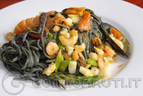 Ricetta Chitarrine nere  con asparagi e ragout di mare