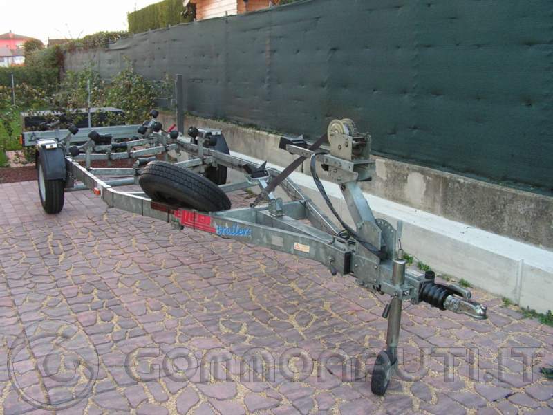 Un Automobile Di Massa 1500 Kg
