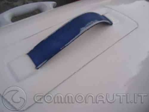 Gommone Flyer 575 del 2001 parti blu scolorite maniglie usurate