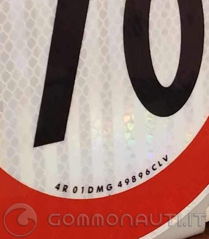 Adesivo Autoadesivo – Velocità Massima Consentita 70 Km/h (R62/n. 70) – 10x10 Cm, Pellicola Resistente Alle Intemperie