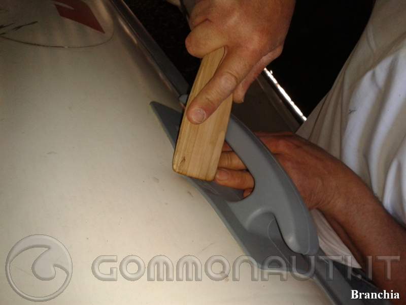 Sostituire le maniglie del gommone