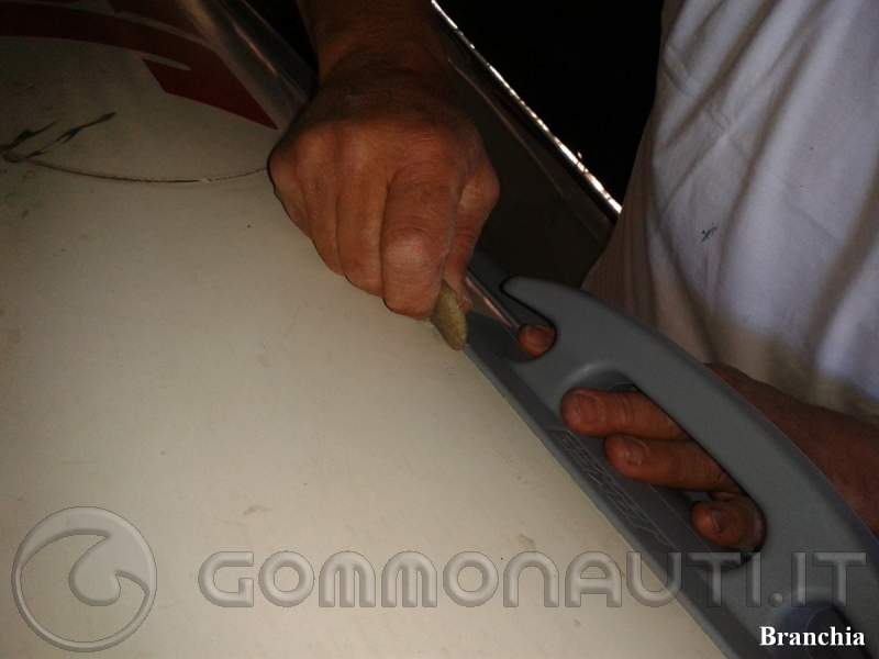 Sostituire le maniglie del gommone