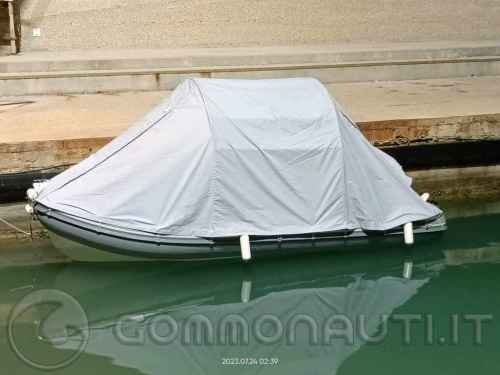 Il campeggio nautico dei "piccoli": una tenda leggera per un gommone di 5 metri.