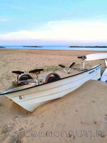 Barche abbandonate in spiaggia